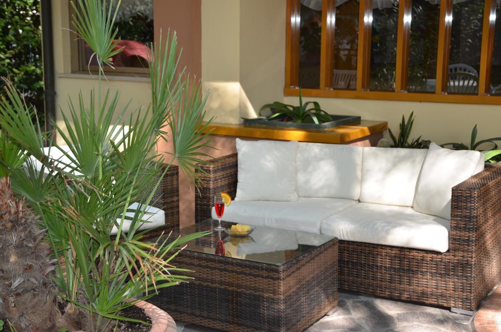 קרביה Hotel Monique מראה חיצוני תמונה