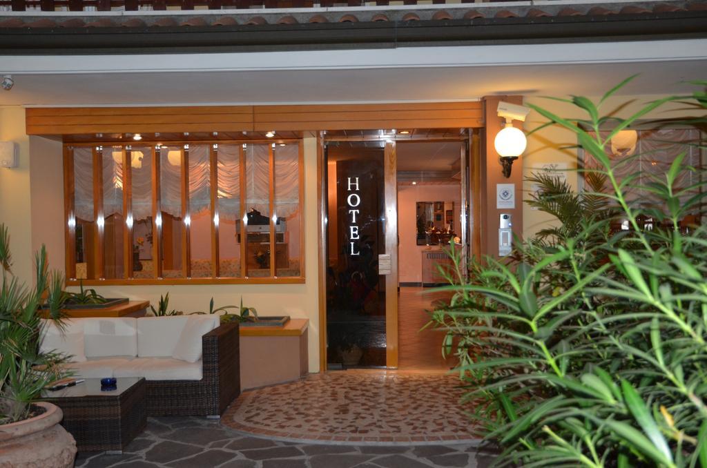 קרביה Hotel Monique מראה חיצוני תמונה