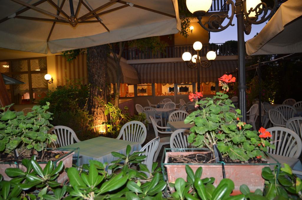 קרביה Hotel Monique מראה חיצוני תמונה