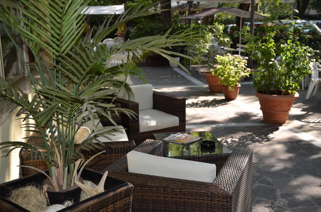 קרביה Hotel Monique מראה חיצוני תמונה