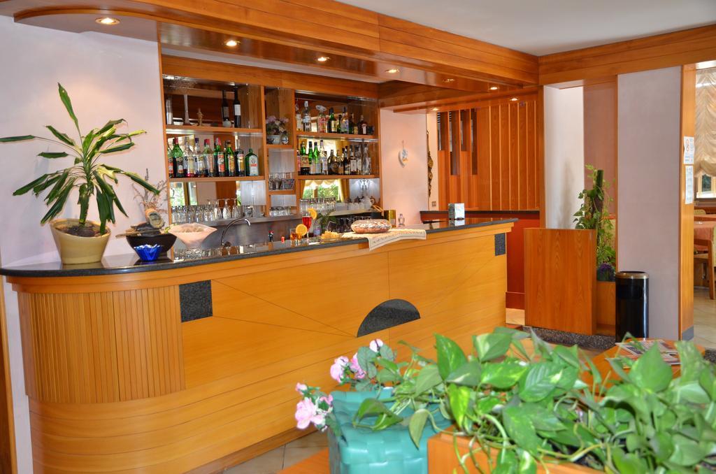 קרביה Hotel Monique מראה חיצוני תמונה