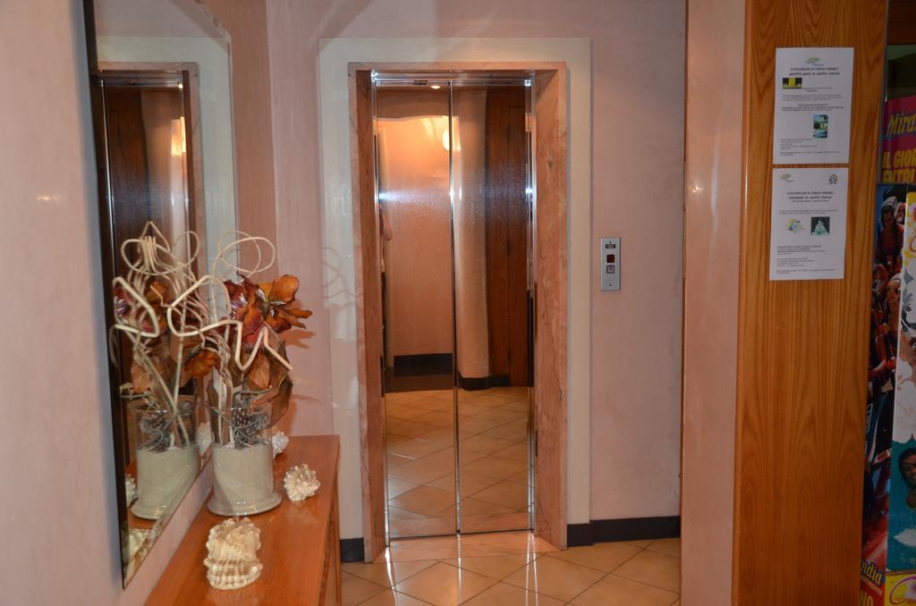 קרביה Hotel Monique מראה חיצוני תמונה