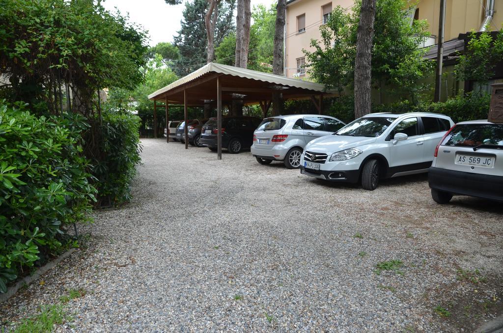 קרביה Hotel Monique מראה חיצוני תמונה