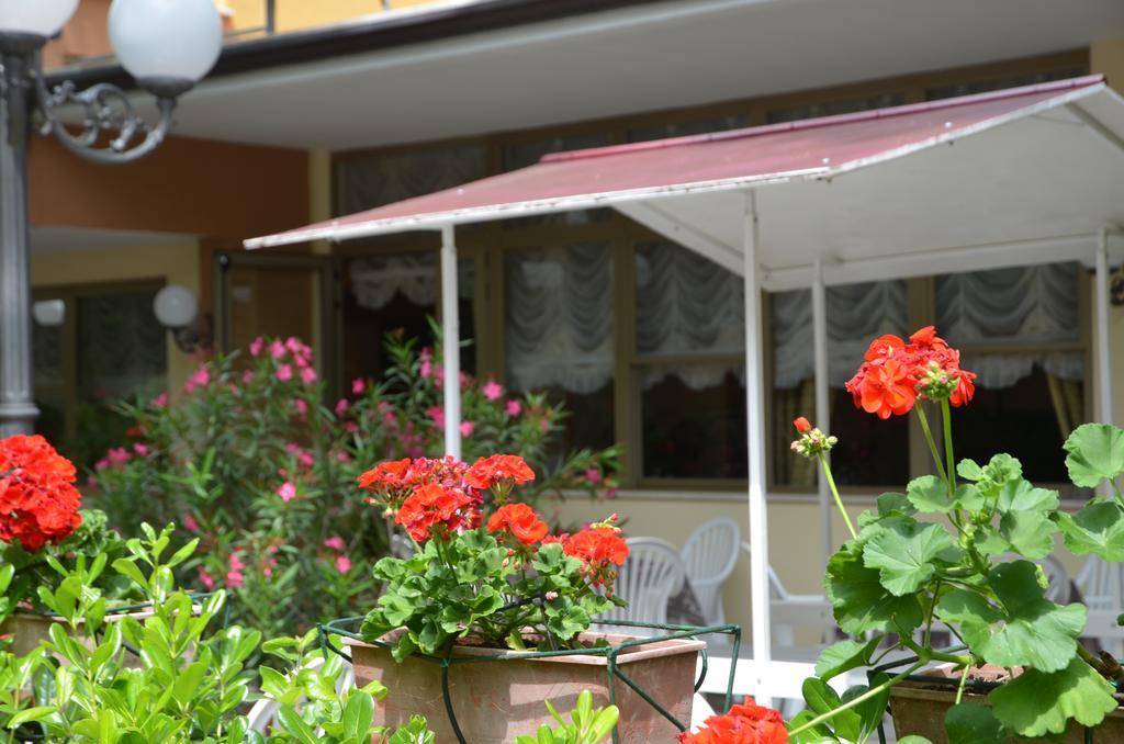 קרביה Hotel Monique מראה חיצוני תמונה
