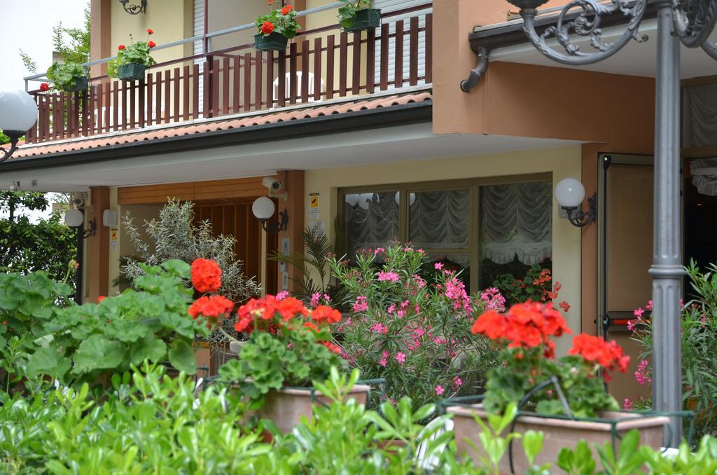 קרביה Hotel Monique מראה חיצוני תמונה
