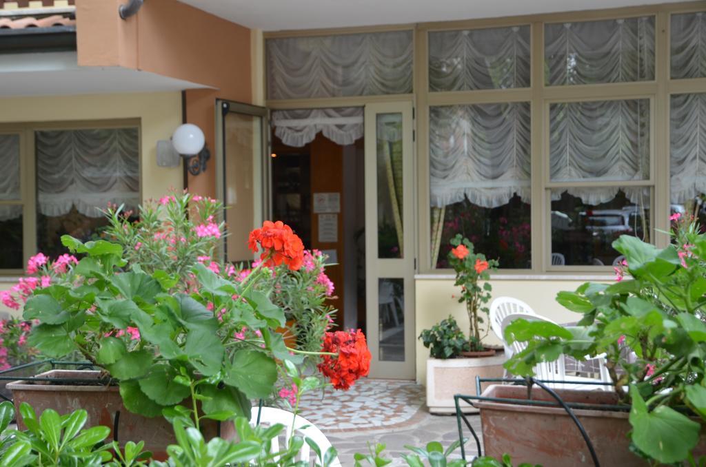 קרביה Hotel Monique מראה חיצוני תמונה