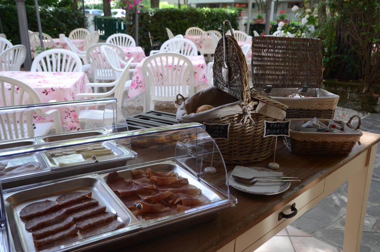 קרביה Hotel Monique מראה חיצוני תמונה