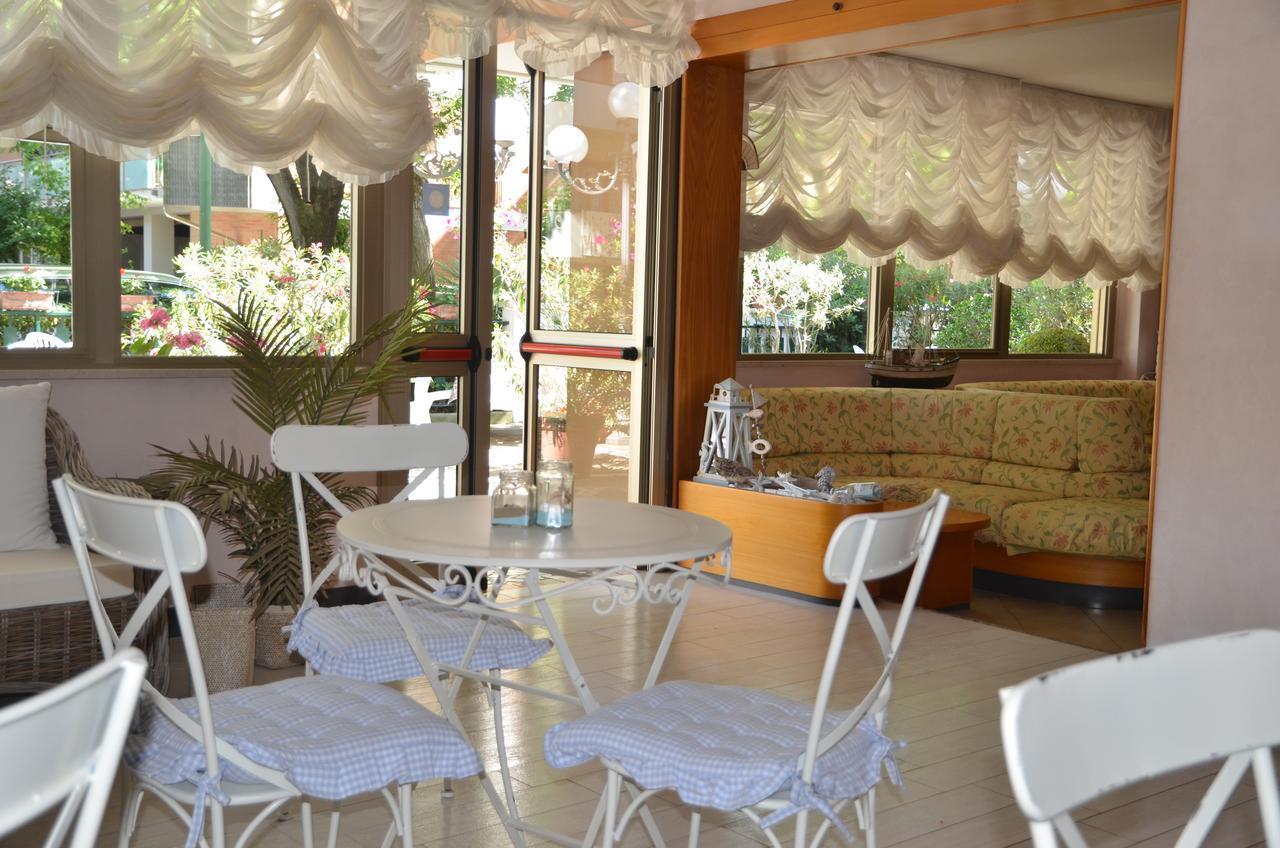 קרביה Hotel Monique מראה חיצוני תמונה