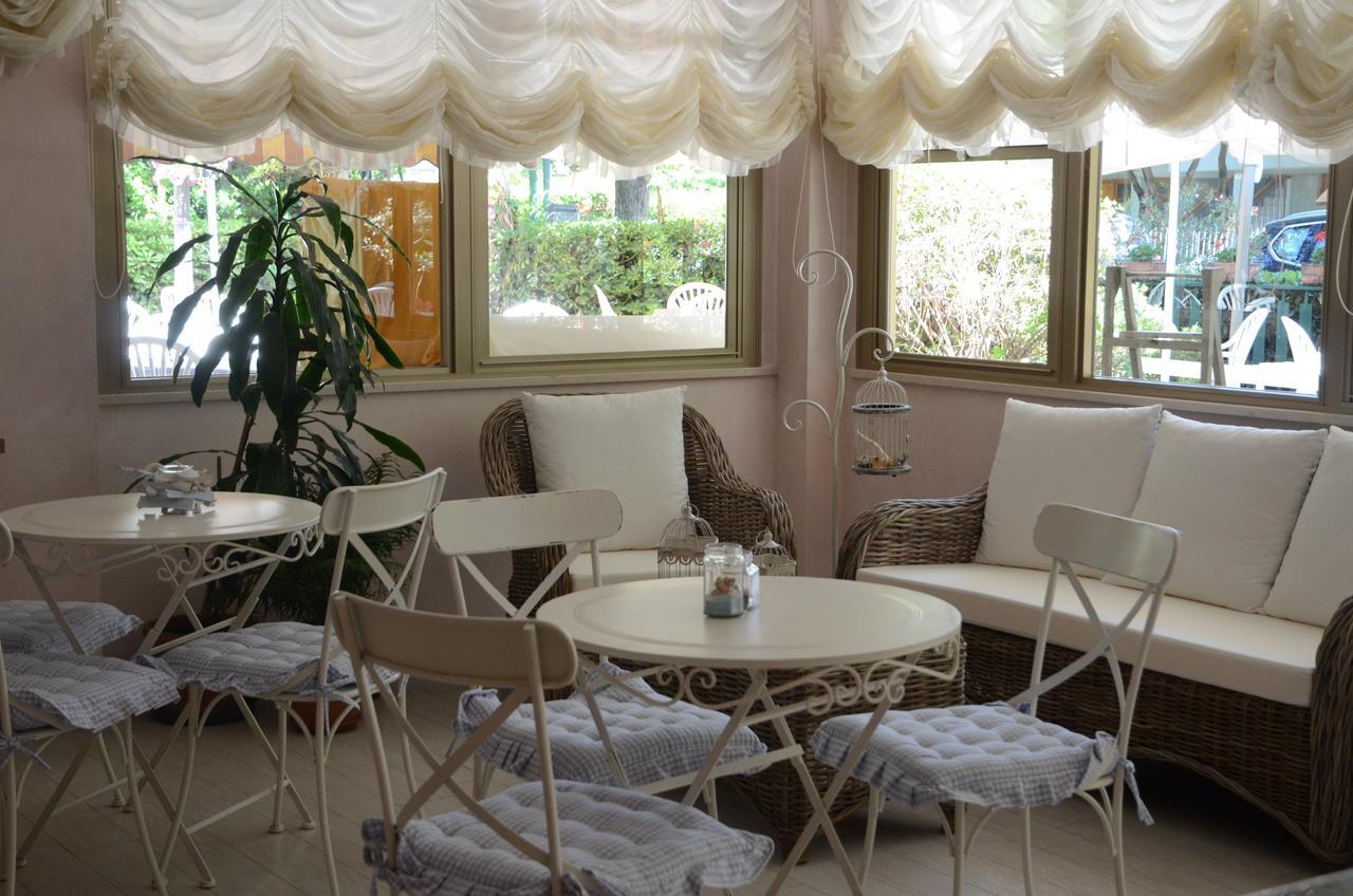 קרביה Hotel Monique מראה חיצוני תמונה