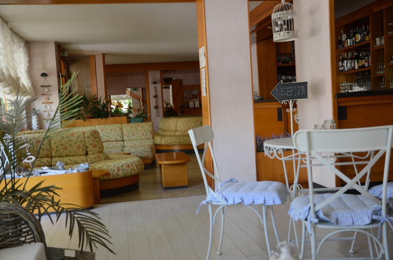קרביה Hotel Monique מראה חיצוני תמונה